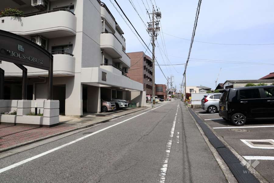 敷地北東側の前面道路（南東側から）