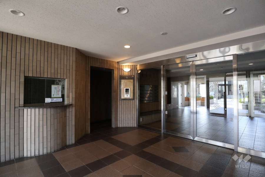 エントランスはオートロック付きです。