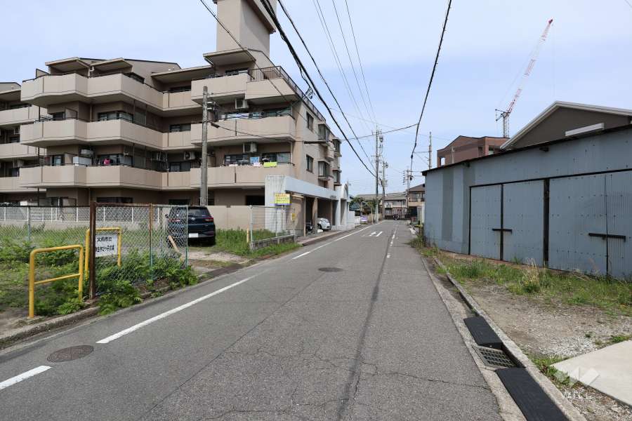 敷地東側の前面道路（南側から）