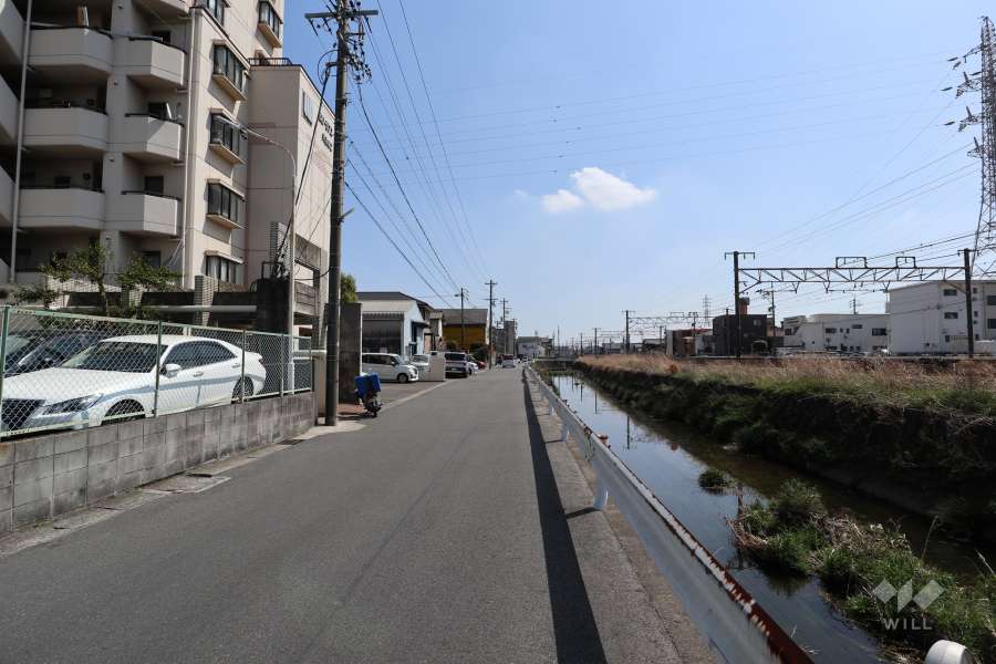 敷地西側の前面道路（北側から）