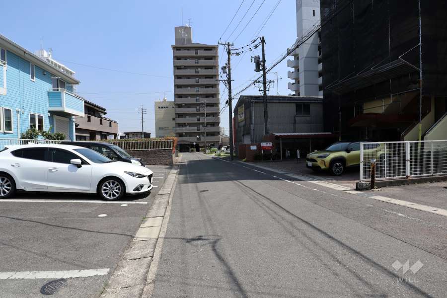敷地北側の前面道路（西側から）
