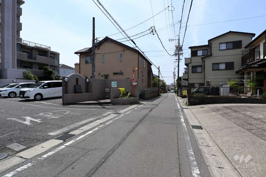 敷地北西側の前面道路（北東側から）