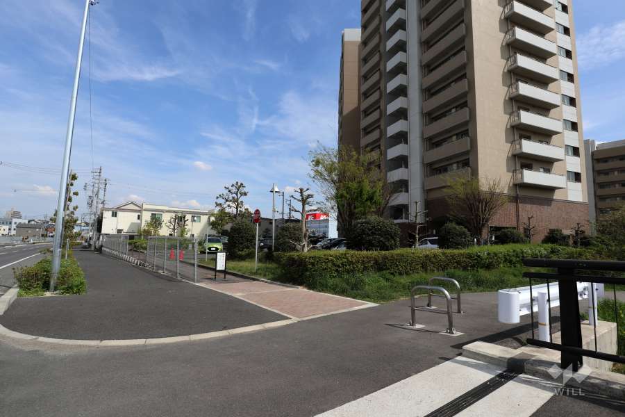 敷地北側と西側の前面道路（北西側から）