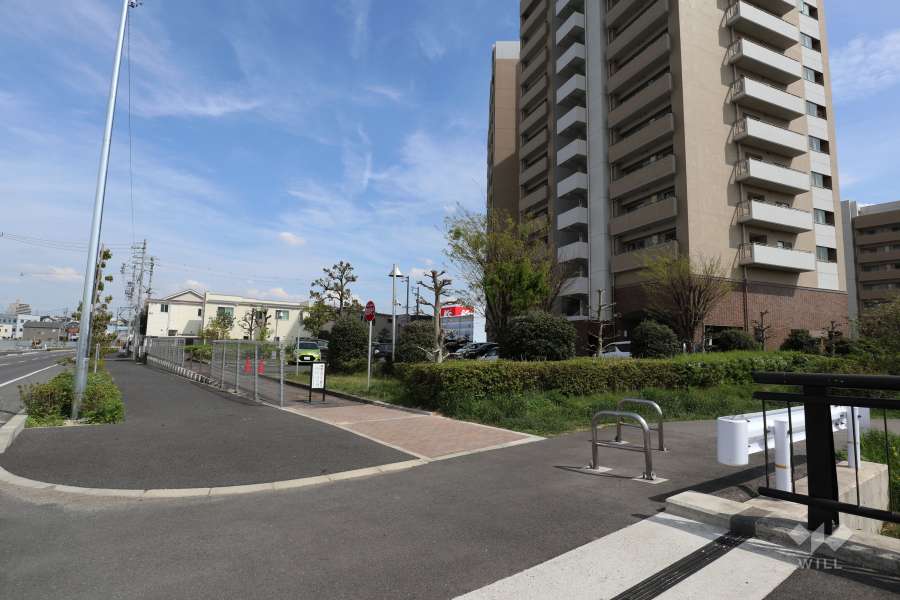 敷地北側の前面道路（西側から）