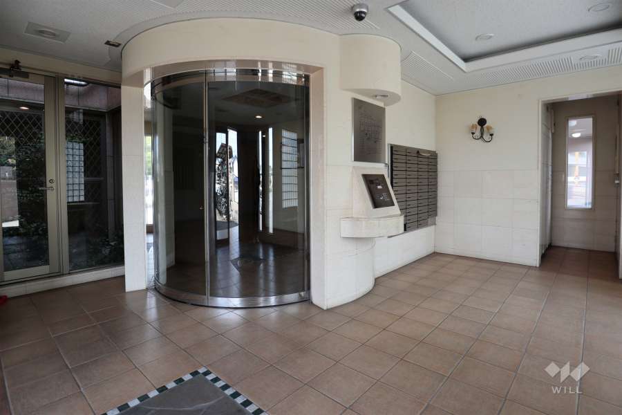 エントランスはオートロック付きです。