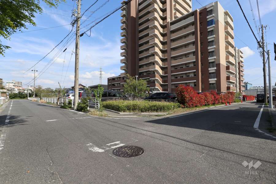 敷地北側と西側の前面道路（北西側から）