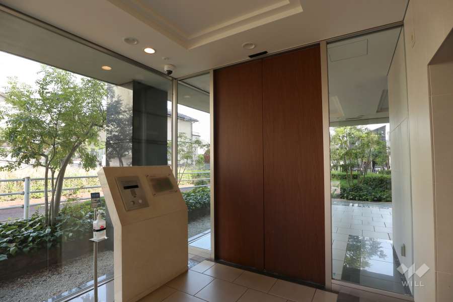 エントランスはオートロック付きです。