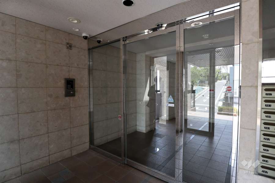 エントランスはオートロック付きです。