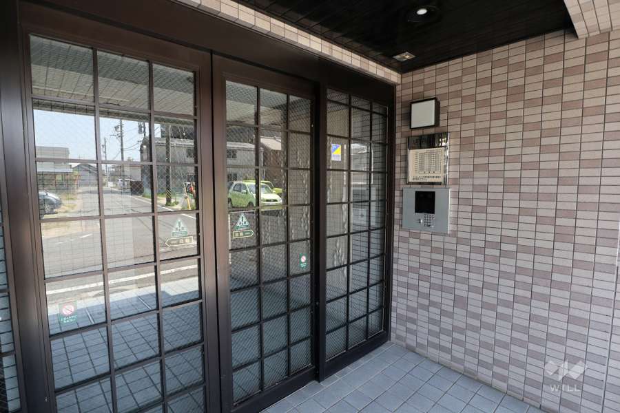 エントランスはオートロック付きです。