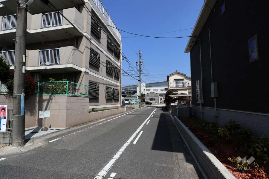 敷地東側の前面道路（南側から）