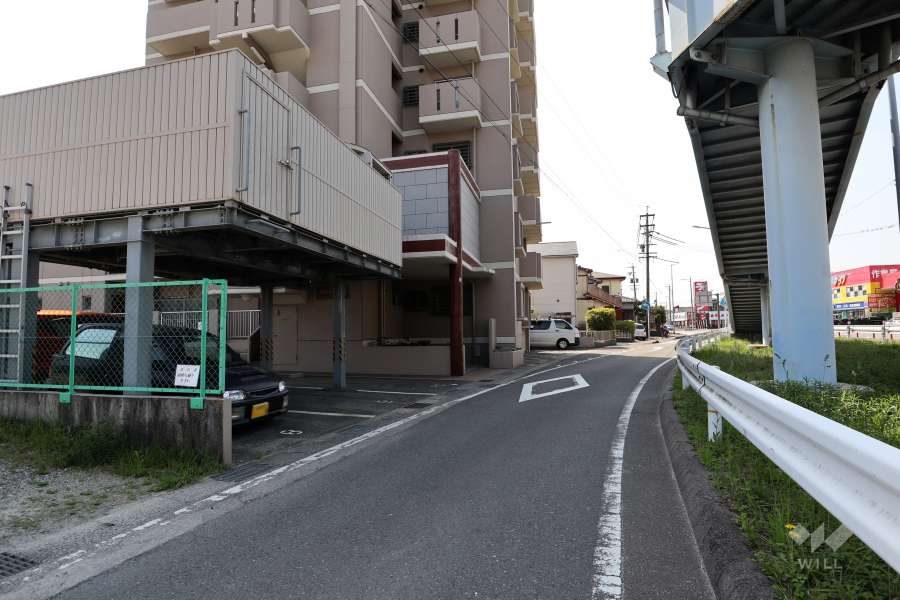 敷地西側の前面道路（北側から）