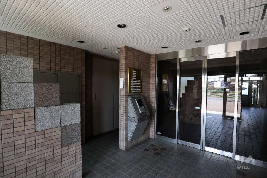 エントランスはオートロック付きです。