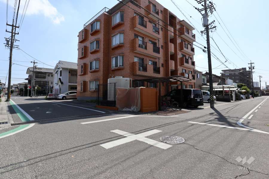 敷地北側と東側の前面道路（北東側から）