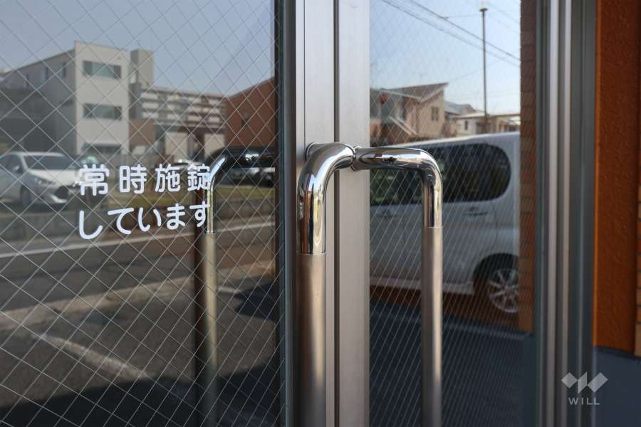 エントランスのドアは常時、施錠しています。