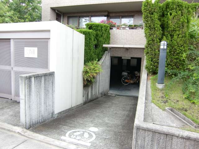 駐輪場入り口（ウエストコート側）