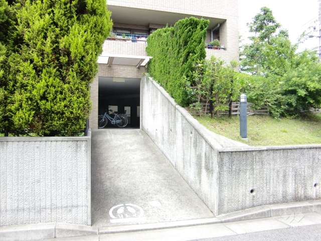 駐輪場入り口（イーストコート側）