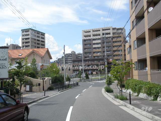 マンションの敷地西側の道路