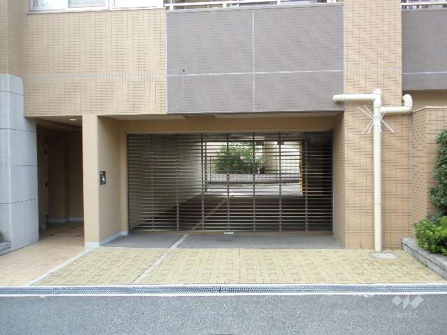 駐車場入口（リングシャッター付き）