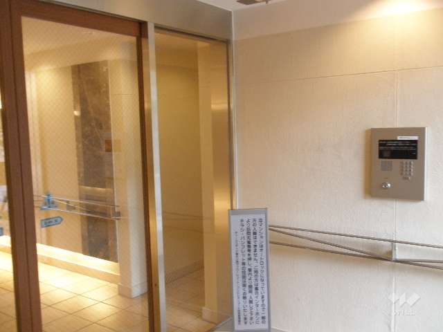 エントランスはオートロック付きです。