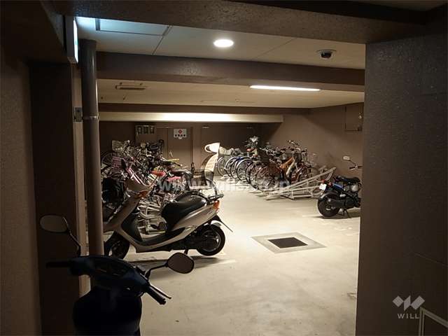 屋内にある駐輪場とバイク置き場