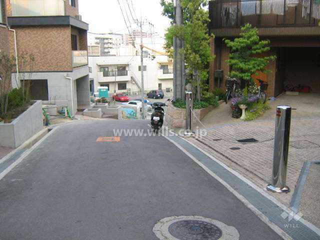 敷地北側の前面道路。周辺はマンションと一戸建てが混在する静かな住宅地です。
