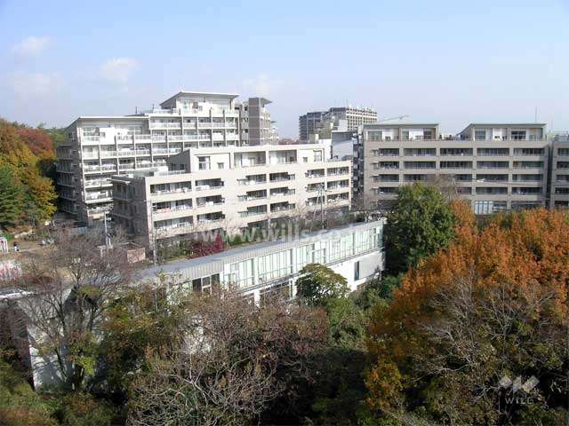 ルネシーズンズ千里の丘の全景。緑豊かな高台の住宅地です。（左奥が3番館）