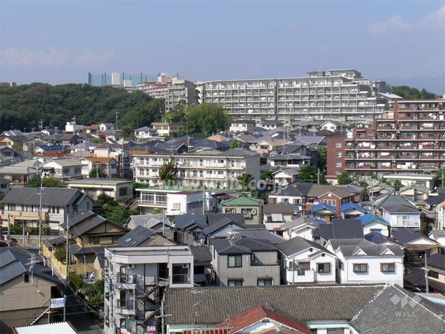 小高い丘の上にあります。（奥の方に見えるのが『ルネシーズンズ千里の丘』）