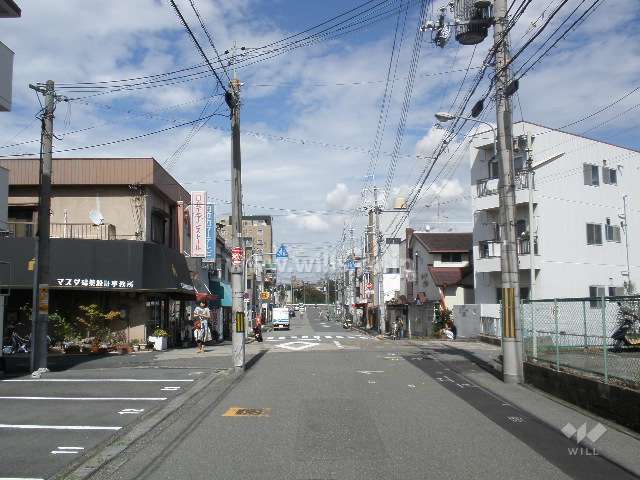 マンション北西側の道路