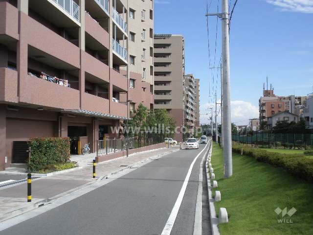 マンションの西側前面道路