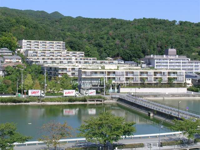 ガーデンヴィレッジ全景。敷地南側には菰池、北側には山林が広がっています。