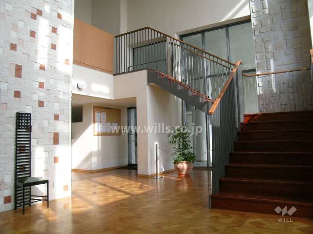 3層吹き抜けでガラス張りの開放感のあるエントランスホール