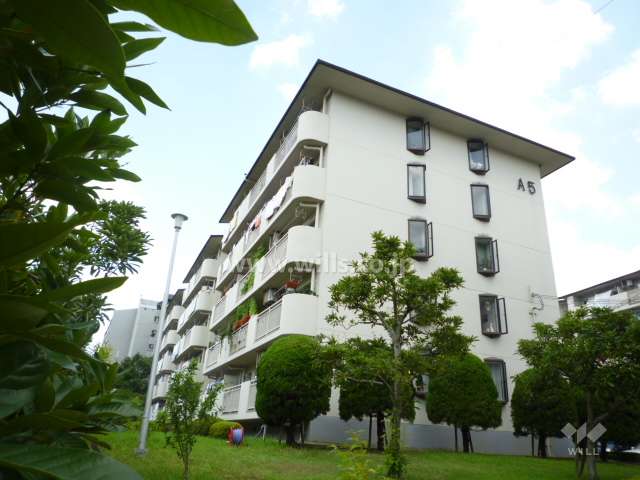 公社山田西第一次団地A-5棟の外観（南東側から）