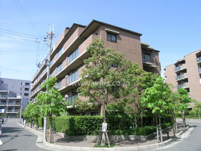 セントポリア豊中弐番館の外観（北東側から）　周囲はマンションが多く立ち並ぶ住宅地です。