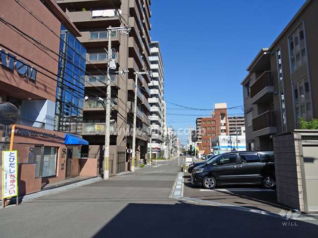 敷地東側の前面道路（南側から）