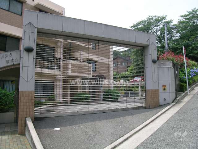 リングシャッター付きの駐車場入口