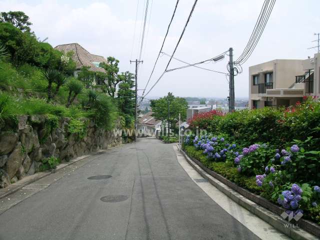 高台にあり、駅までの道のりは坂道