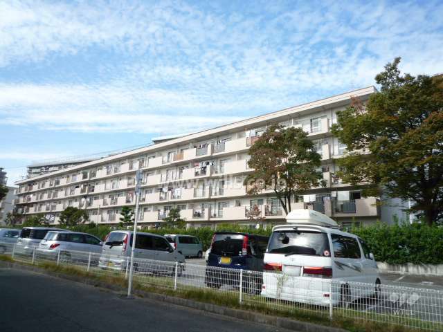 公社千里山田A団地A-6棟の外観（南東側から）