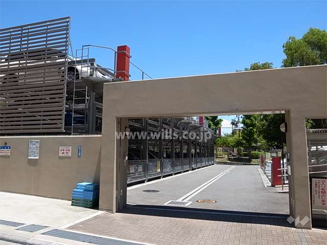 入り口にシャッターが設置された敷地内駐車場