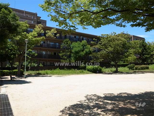 敷地の東側は『ももの木公園』に面し、公園内には遊具が設置され、子供の遊び場にピッタリです。