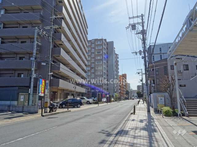 敷地西側の前面道路