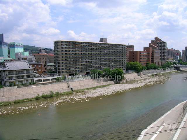 敷地の南側には武庫川が流れています。