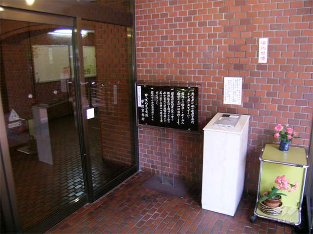 エントランスはオートロック付きです。