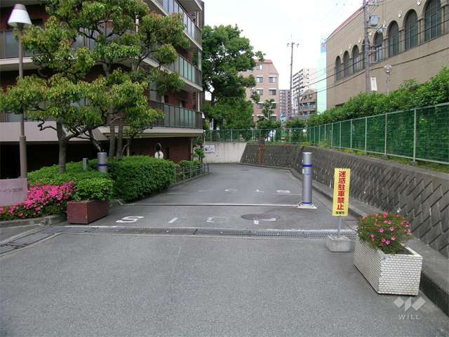 ロボットゲート付きの駐車場入り口