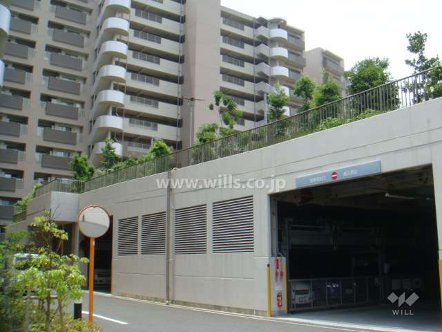 立体駐車場。屋上は集会場、キッズスペースなどの共有施設と庭園になっています。