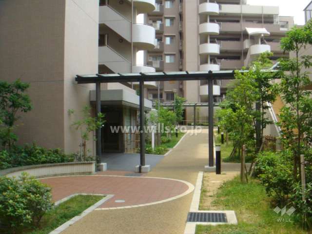 マンション敷地内通路。奥が1番館です。