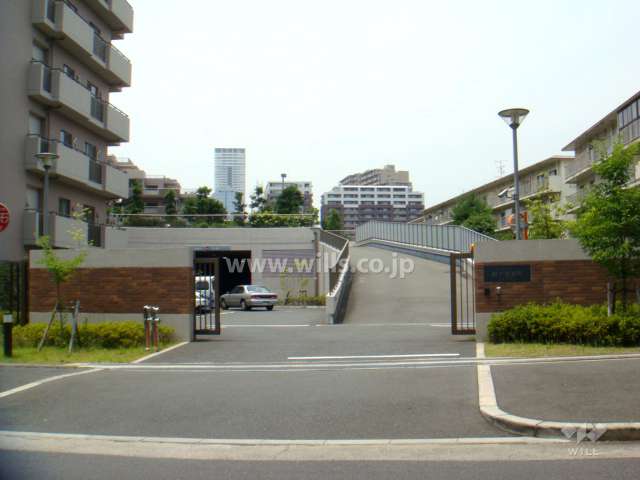 東側前面道路から敷地内駐車場へ