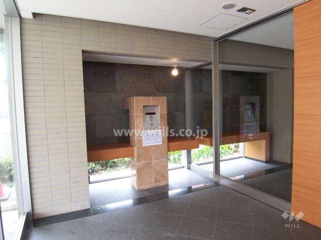 エントランスはオートロック付きです。