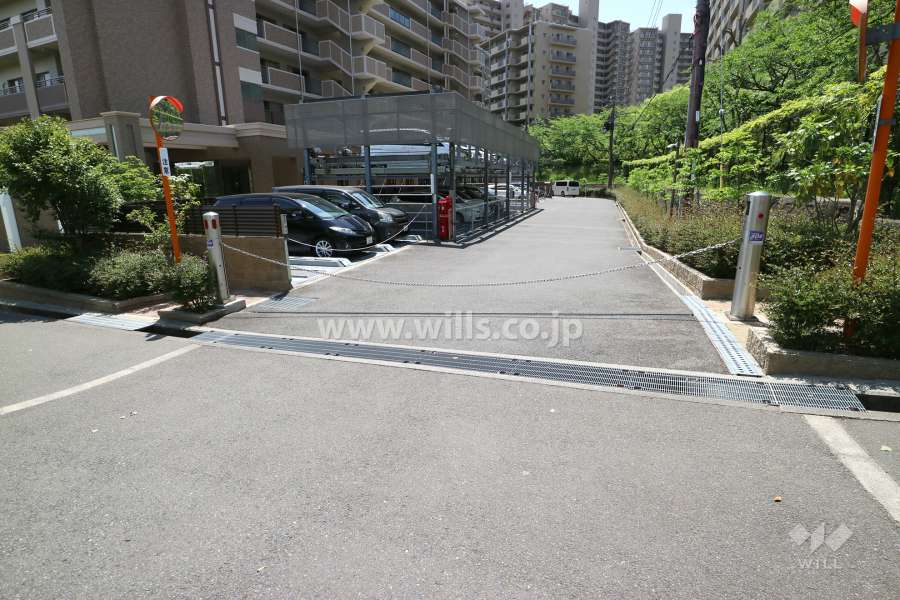 駐車場出入り口(ロボットゲート付き)