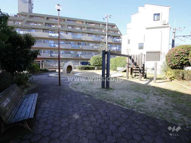 敷地東側には『栄町3丁目第1公園』があります。