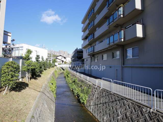 敷地の西側には一後川が流れています。